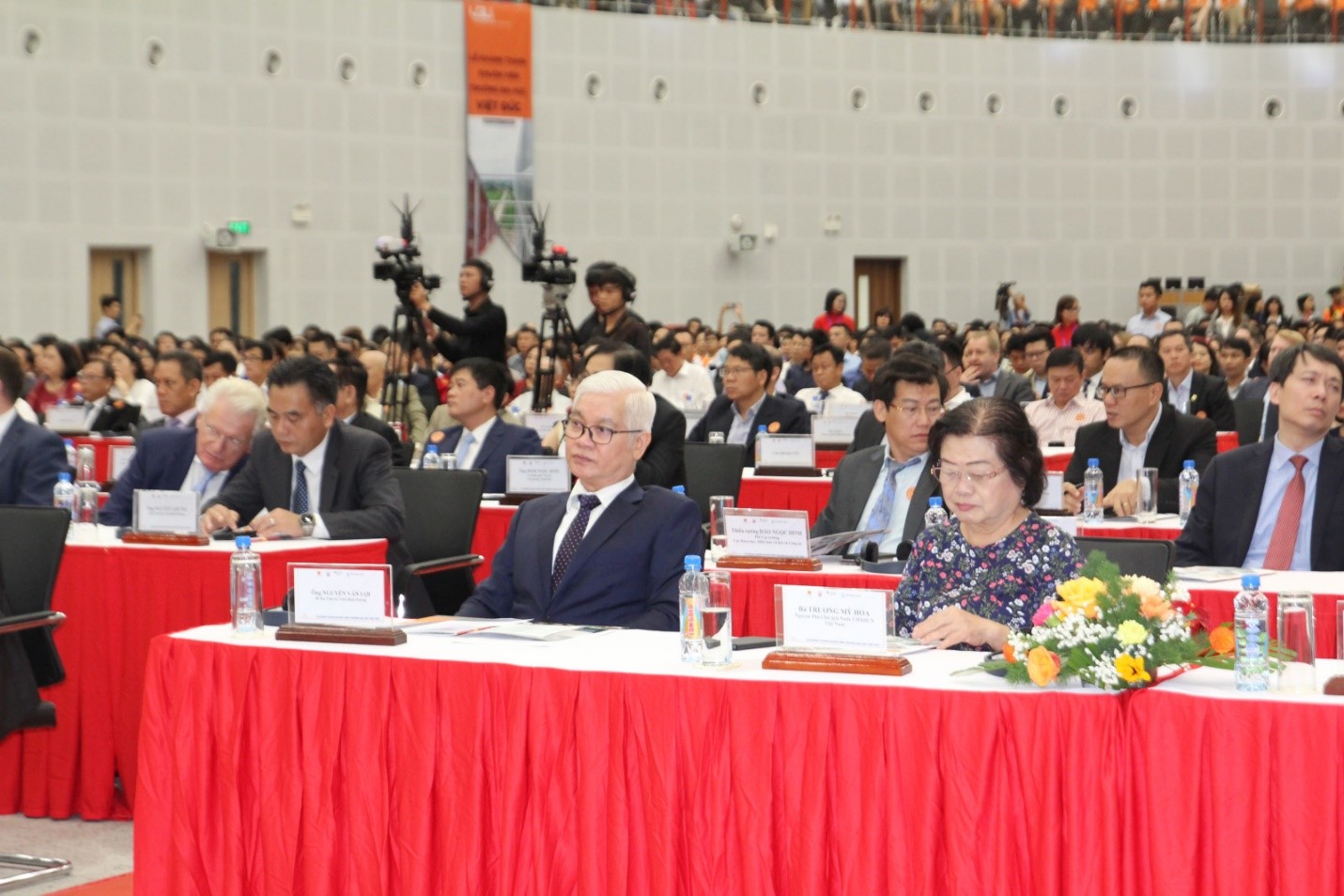 Đồng chí Trương Mỹ Hoa và ông Nguyễn Văn Lợi cùng các đại biểu tại buổi lễ